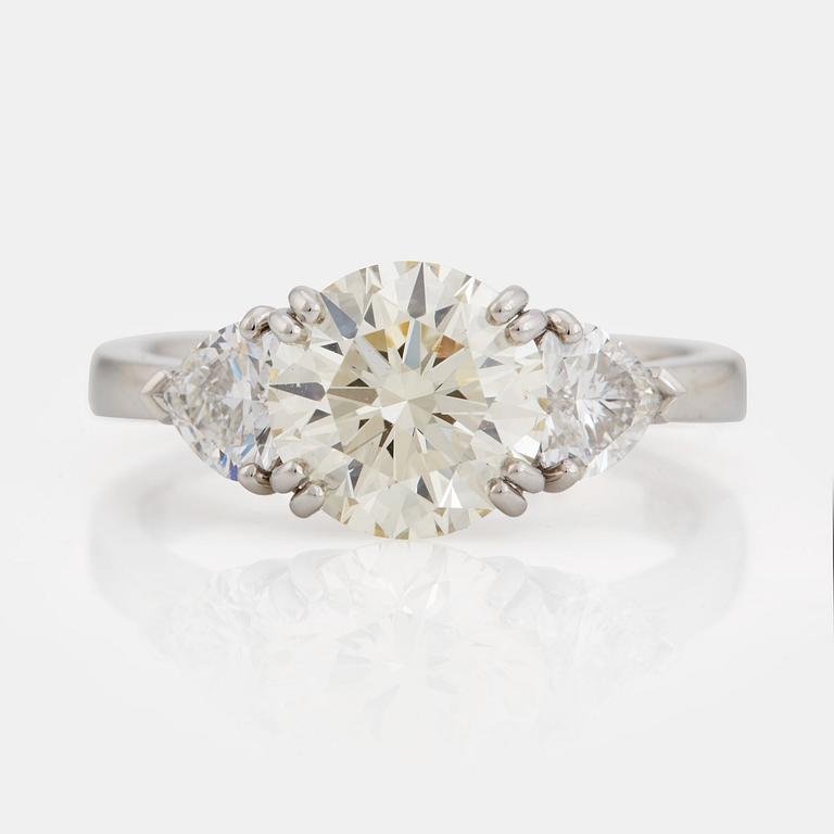 A brilliant- and heart cut diamond ring.