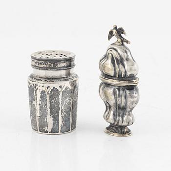Scent box, as well as sand caster, silver, various masters, 17th/18th century.