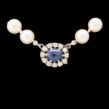 Necklace with cultured pearls, clasp in 18K white gold with cabochon-cut sapphire and round brilliant-cut diamonds.