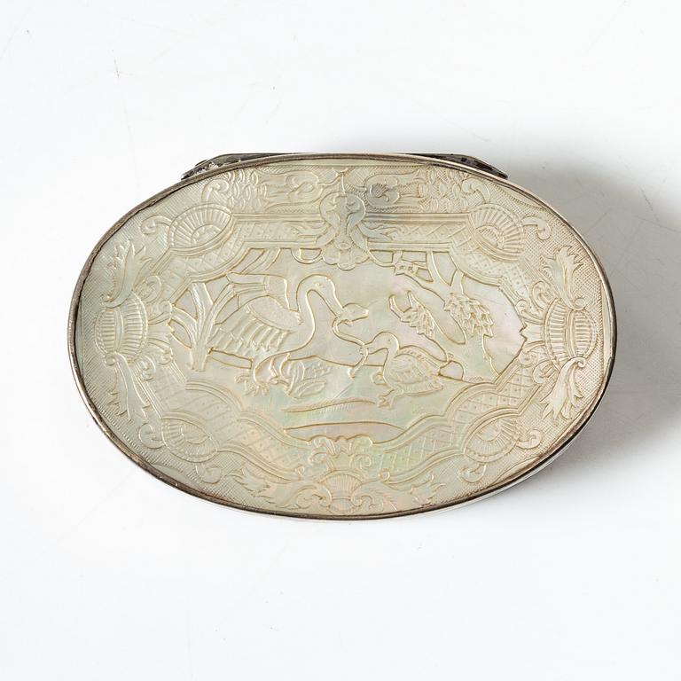 Lars Hessling, dosa, silver och pärlemor, Linköping (verksam 1775-1799 (1800)).