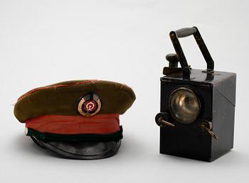 SIGNALLAMPA, 1900-talets första hälft samt LOKFÖRARMÖSSA, ostasiatisk.
