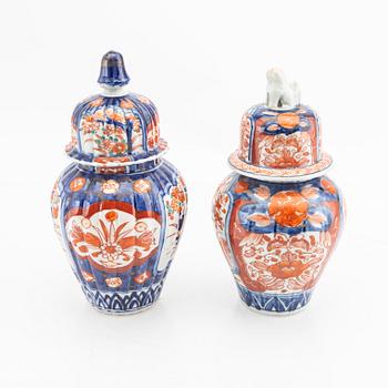 A set of seve Japanese Imari porcelain urns av vases 19th/20th century.