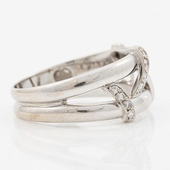 Engelbert a ring 18K white gold with round brilliant-cut diamonds.