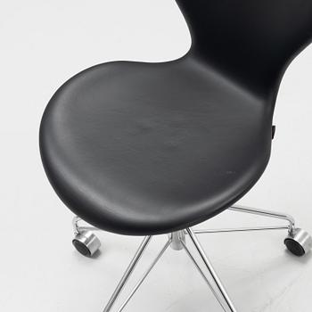 Arne Jacobsen, skrivbordsstol, "Sjuan", Fritz Hansen, Danmark, daterad 2017.