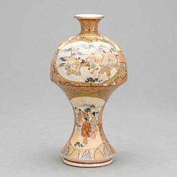 VAS, porslin, satsuma, Japan, troligen omkring sekelskiftet 1900.