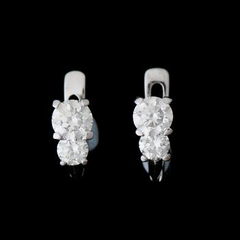 A PAIR OF EARRINGS, brilliant cut diamonds, 18K white gold.