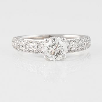 RING, 18K vitguld med briljantslipad diamant ca 1.01 ct samt små diamanter ca 0.37 ct. Vikt 4,3 gram.
