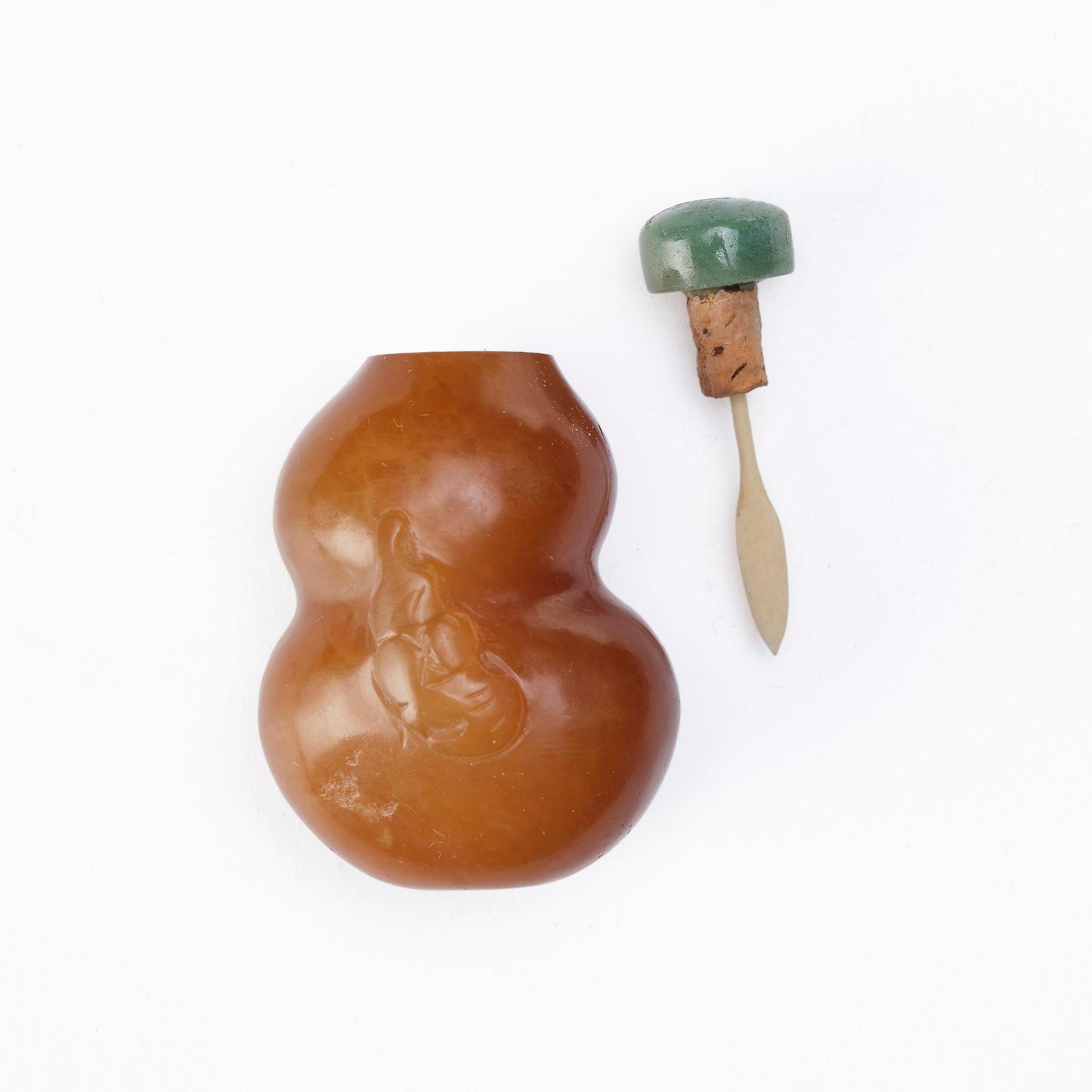 Snusflaskor, sex stycken, olika stensorter, bl.a. jade. Kina, 1900-tal.