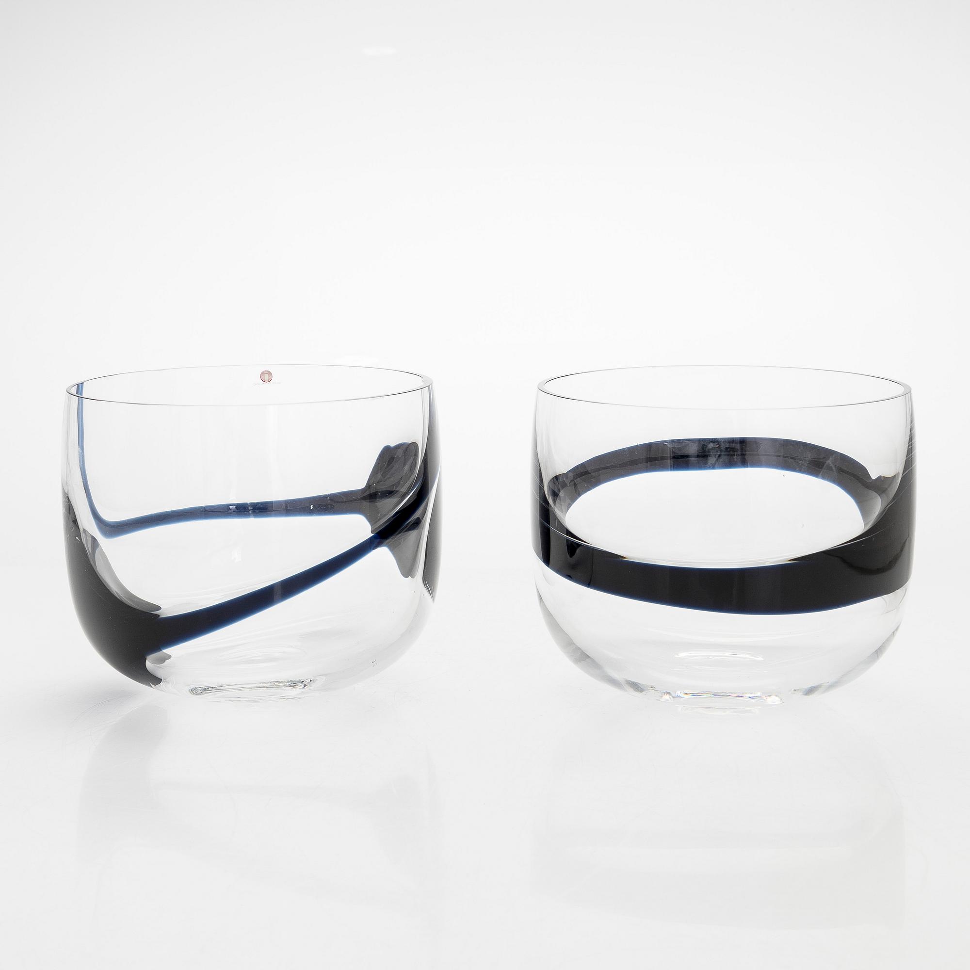 Timo Sarpaneva, skålar, 2 st 3042 "Blues" den andra är signerad Timo Sarpaneva Iittala 1988.