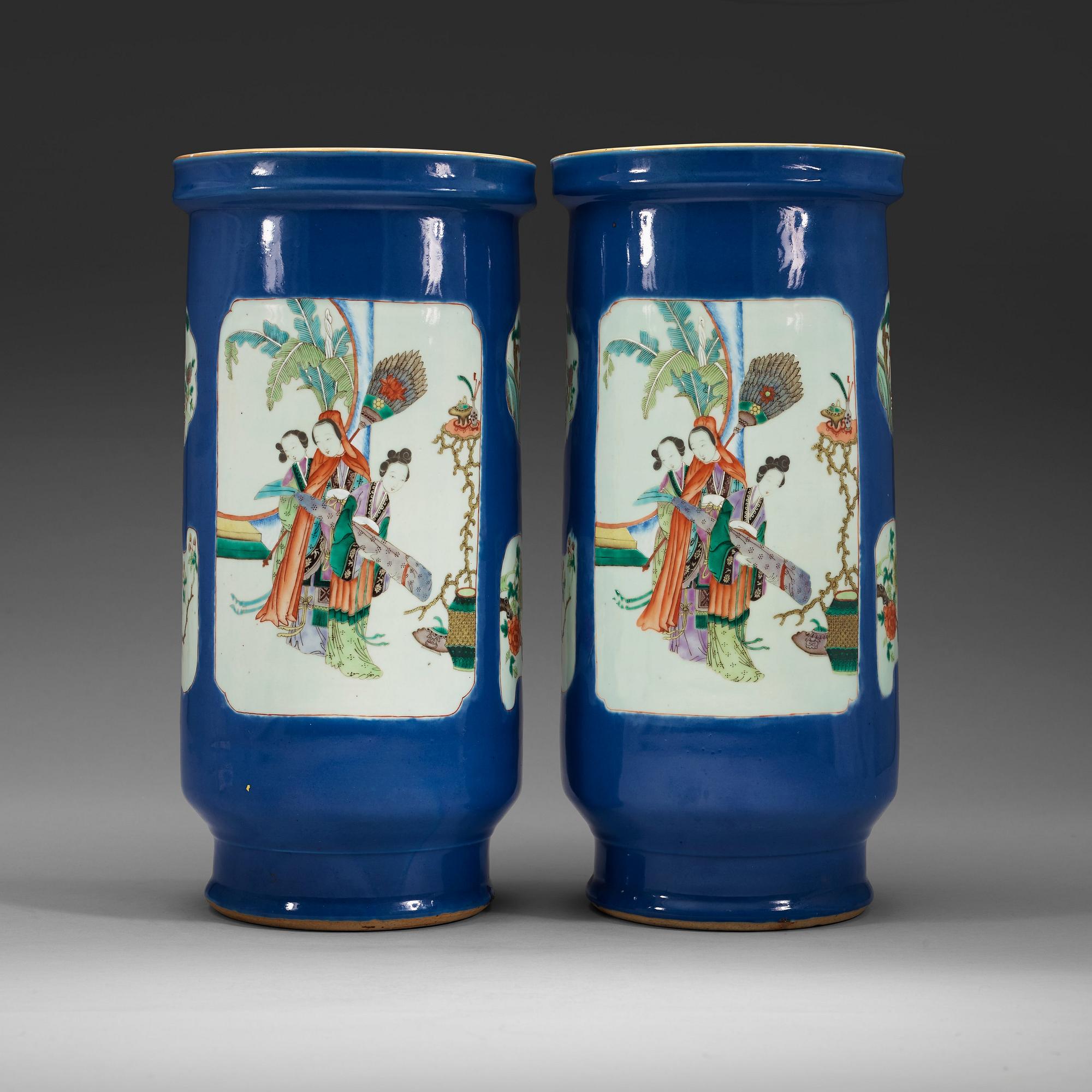 VASER/PARAPLYSTÄLL, ett par, porslin. Qingdynastin, omkring 1900.