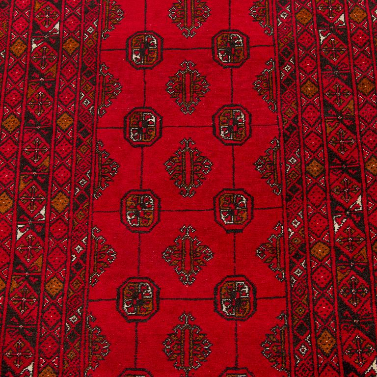 An Oriental runner, approx. 285 x 86 cm.