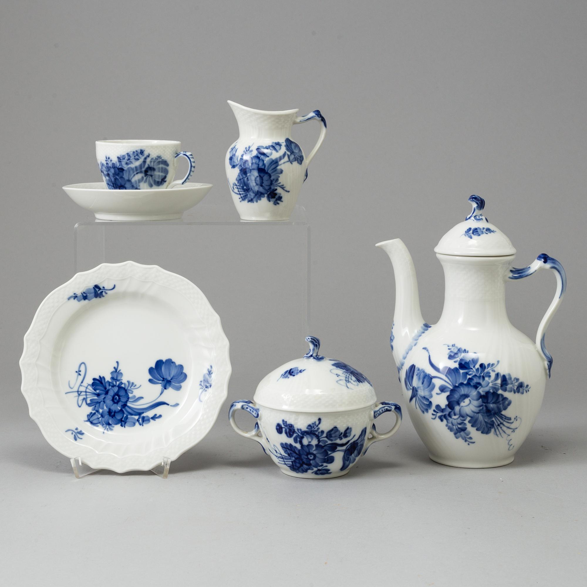 A Royal Copenhagen 'Blå Blomster' coffee and dinner service, 27 pices.