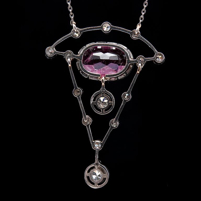 HALSSMYCKE, turmalin ca 3.40 ct, briljantslipade diamanter ca 0.70 ct.