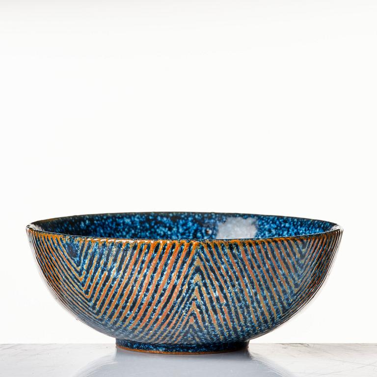 Axel Salto, a stoneware "fluted style" stoneware bowl, Royal Copenhagen, Denmark, model 20726.