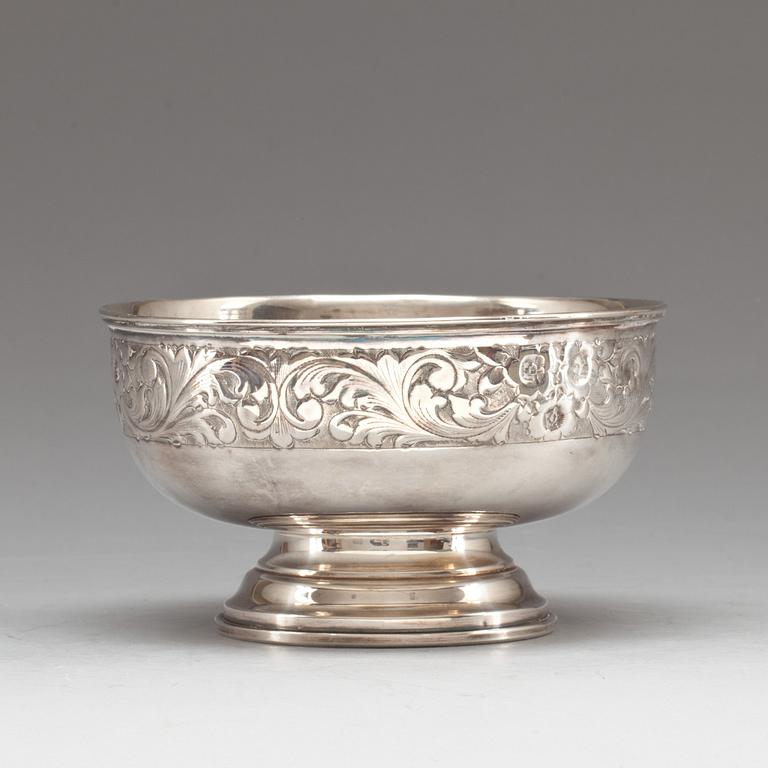 SKÅL PÅ FOT, silver. Importstämpel, omkring 1900.  340g.