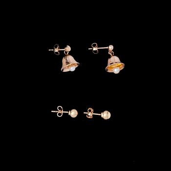 RINGAR OCH ÖRHÄNGEN, 2+2 par, 18k guld med vit sten och pärlor. Tot vikt 9,8g.