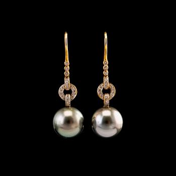 414. A PAIR OF EARRINGS, tahitian pearls 13 mm. Brilliant cut diamonds c. 0.40 ct. 18K gold. Length 4 cm.