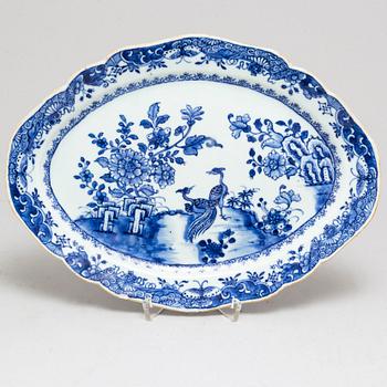 A blue and white export porcelain serving dish, Qing dynasty, Qianlong (1736-95).