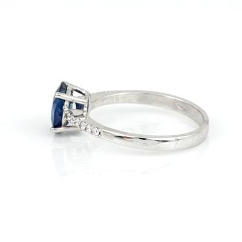 RING, 18K vitguld med ovalslipad safir ca 1,64 ct och briljantslipade diamanter tot ca 0,11 ct. Vikt 2,80 g.