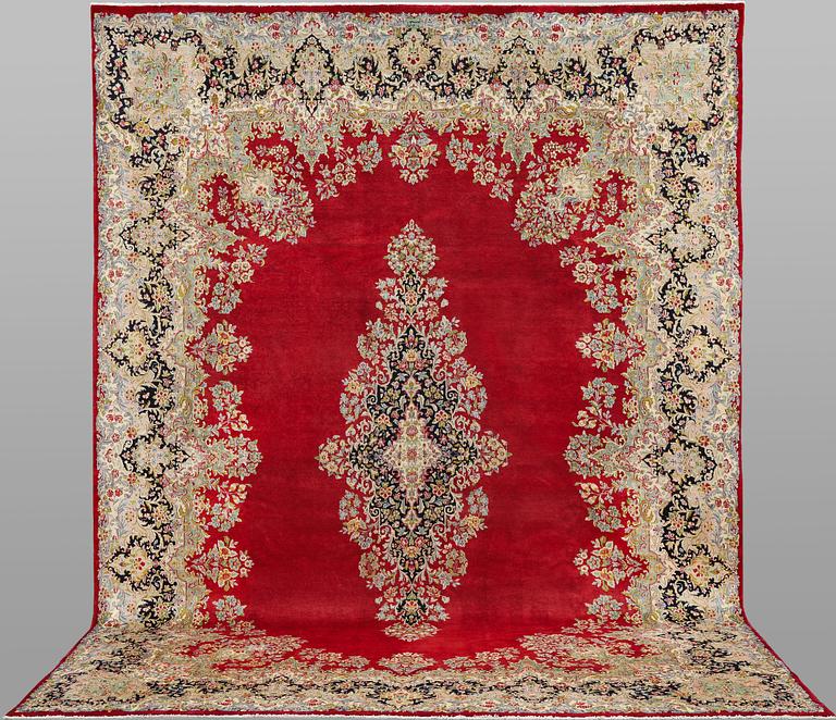 A Kirman Laver carpet, approx. 426 x 300 cm.