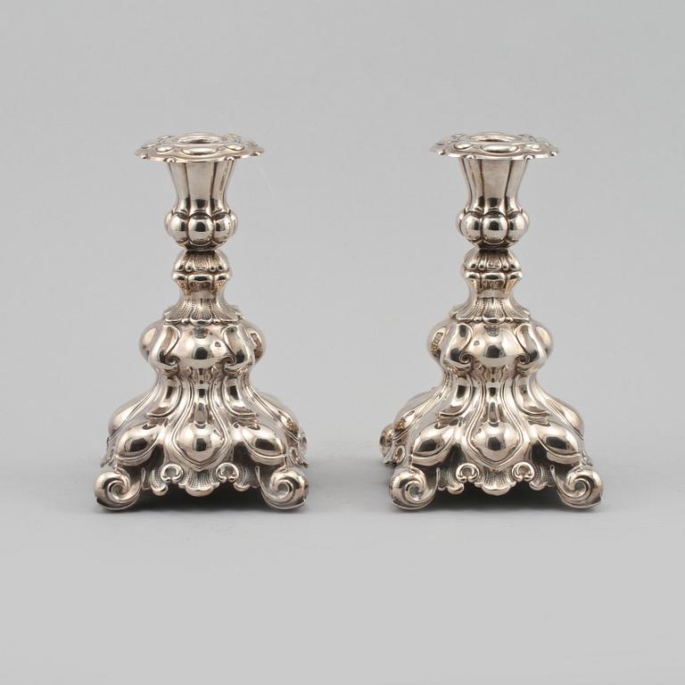 LJUSSTAKAR, ett par, silver, importstämplade, omkring 1900-talets mitt.