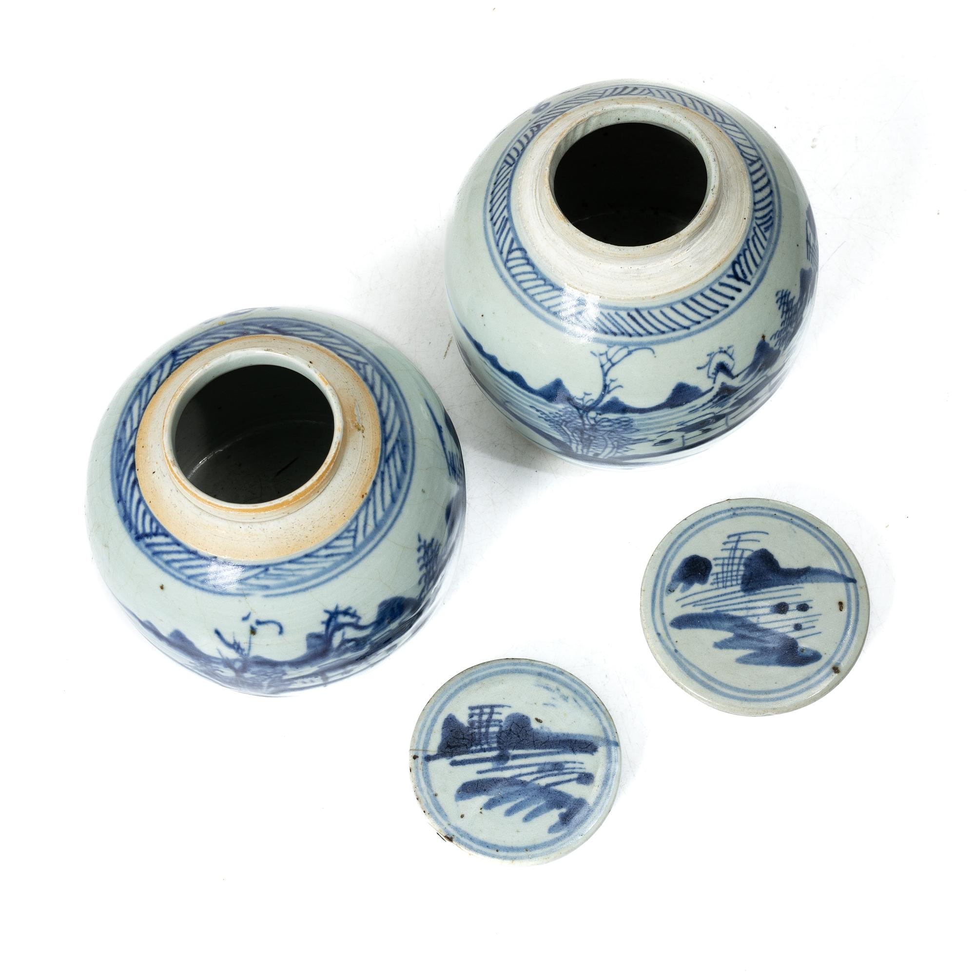 Two Chinese blue and white porcelain jars with cover, late Qing dynasty, 19th century.