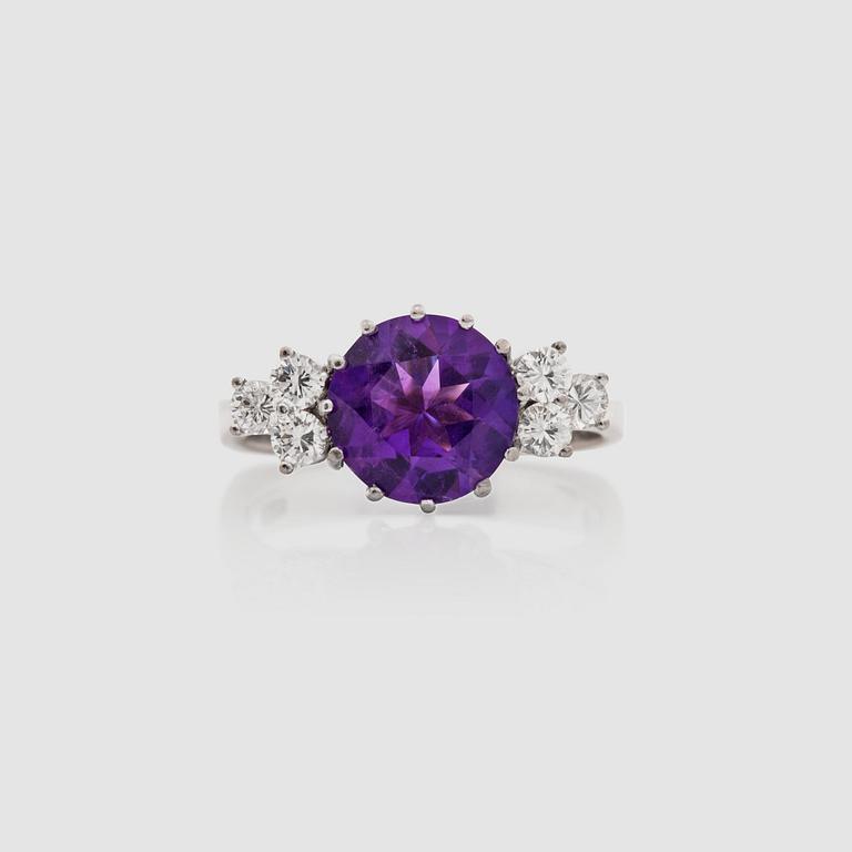 RING med ametist samt briljantslipade diamanter totalt ca 0.50 ct.