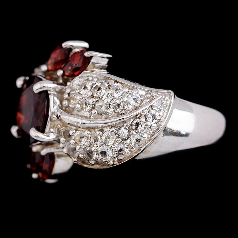 RING, sterlingsilver, granat och topaser. Vikt ca 8,3 g.