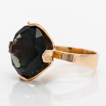 Elis Kauppi, a 14K gold ring, with a synthetic green spinel. Kupittaan Kulta, Turku 1972.