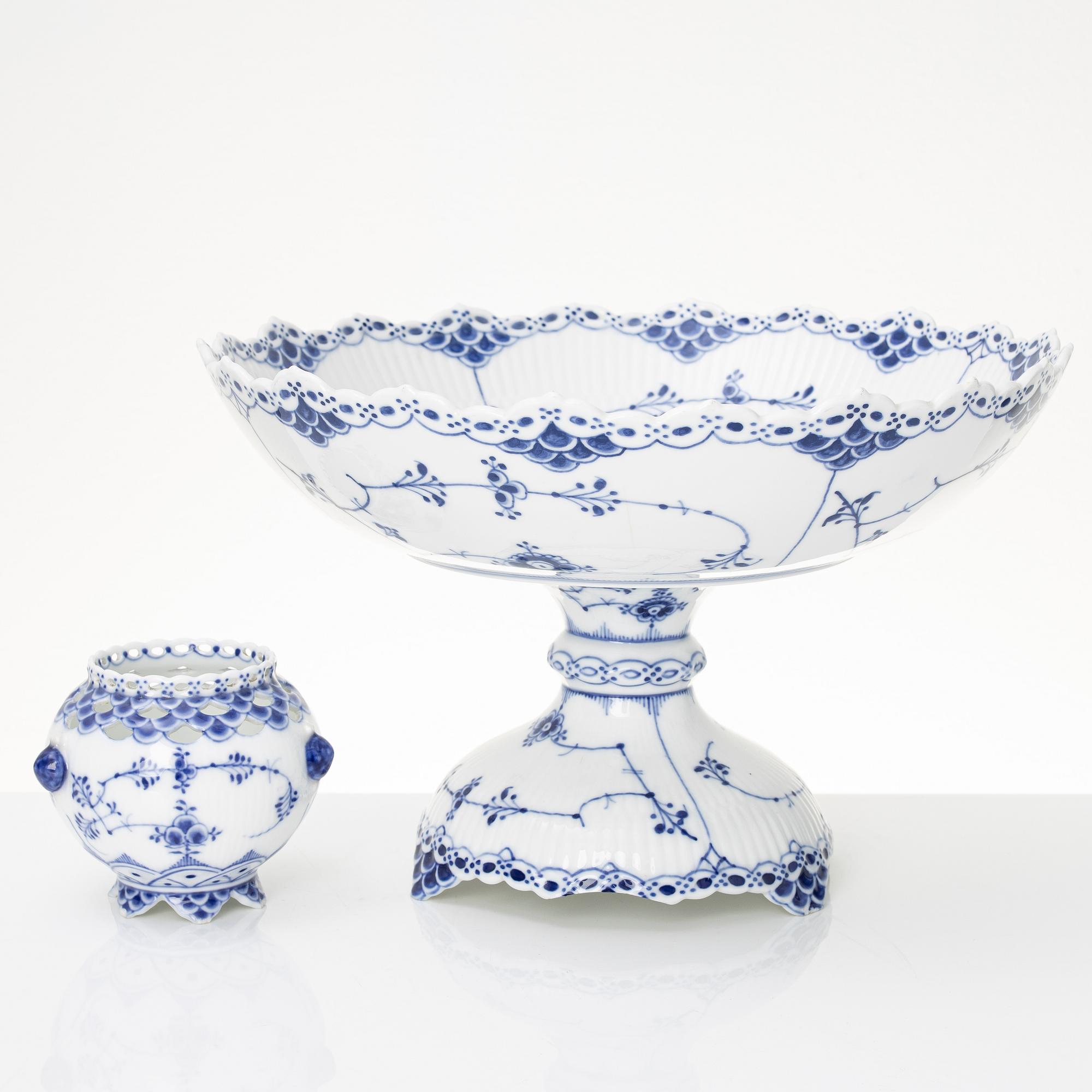 Royal Copenhagen, Skålfat på fot och vas, porslin, "Musselmalet halvblond" resp "Musselmalet helblond", modell 634 och 1043, 1889-1922.