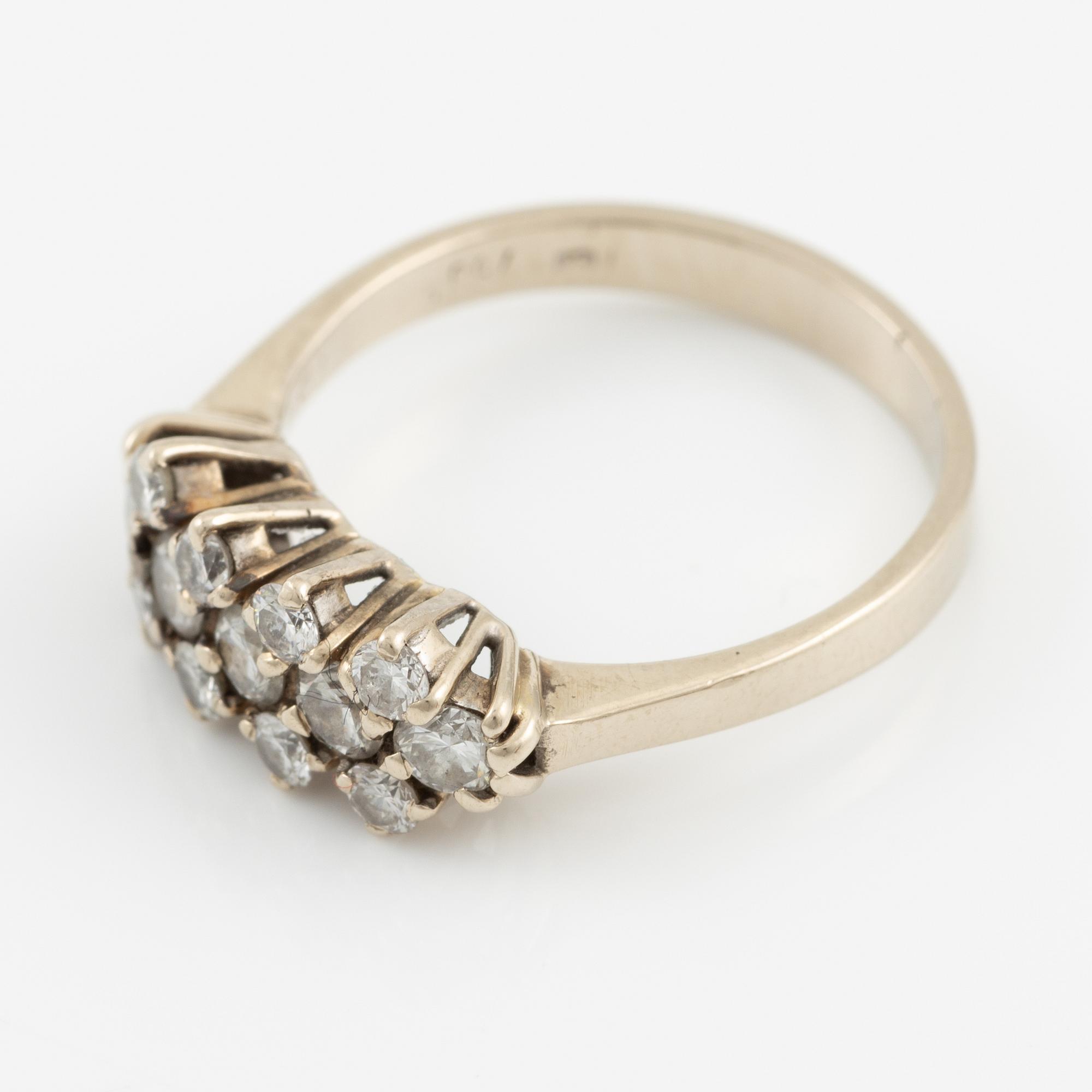 Ring 18K vitguld med briljantslipade diamanter.