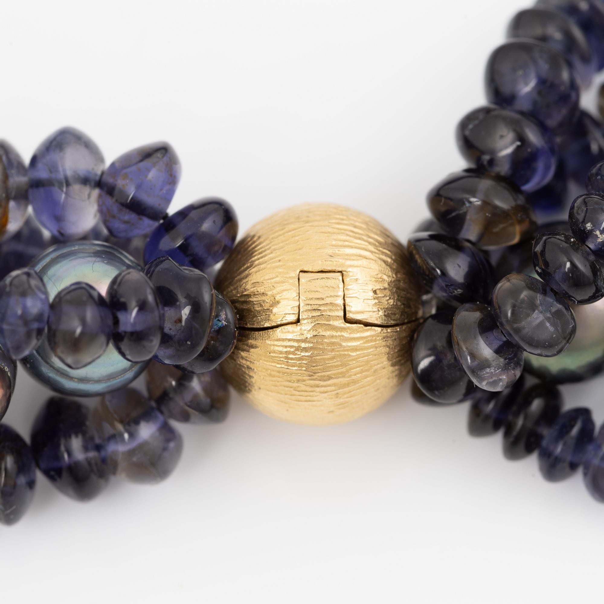 An Ole Lynggaard clasp 18K gold with five-row collar.