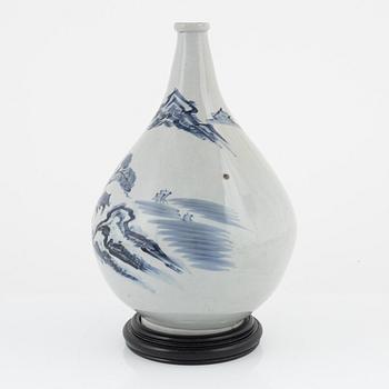 A porcelain vase, Japan, 18th century.