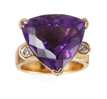 RING, set with large amethyst and two brilliant cut diamonds, tot. 0.34 cts.