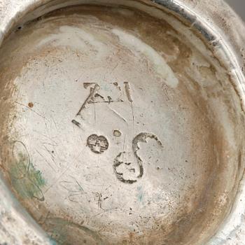BÄGARE, 2 stycken, silver bland annat Daniel Ekelöf Örebro(verksam1723-1750). Total vikt ca 115 gram.