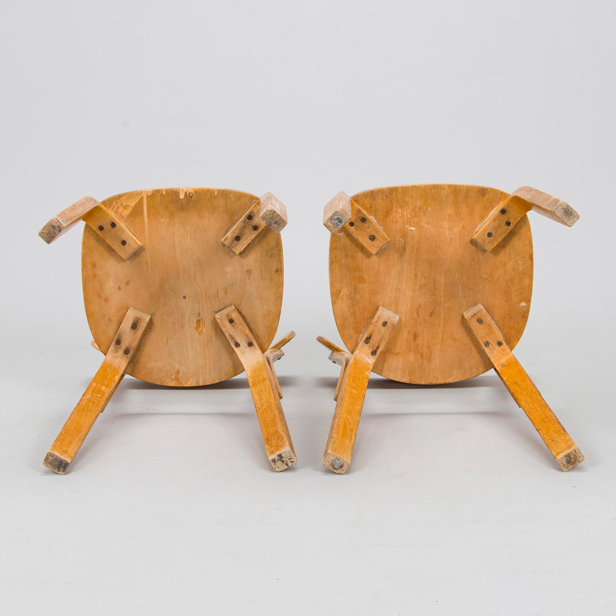 Alvar Aalto, stolar, ett par, modell 69, O.Y. Huonekalu- ja Rakennustyötehdas A.B. 1900-talets mitt.