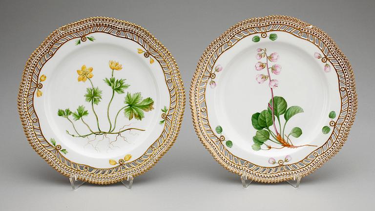TALLRIKAR, 2 st, porslin, "Flora Danica", Royal Copenhagen.