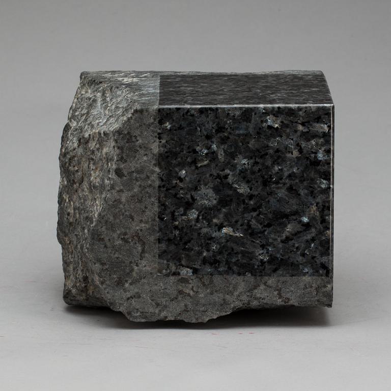 TAKASHI NARAHA, skulptur. Diabas. Signerad och daterad 1979.