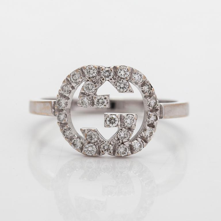 Gucci, ring, "Interlocking G", 18K vitguld och diamanter.