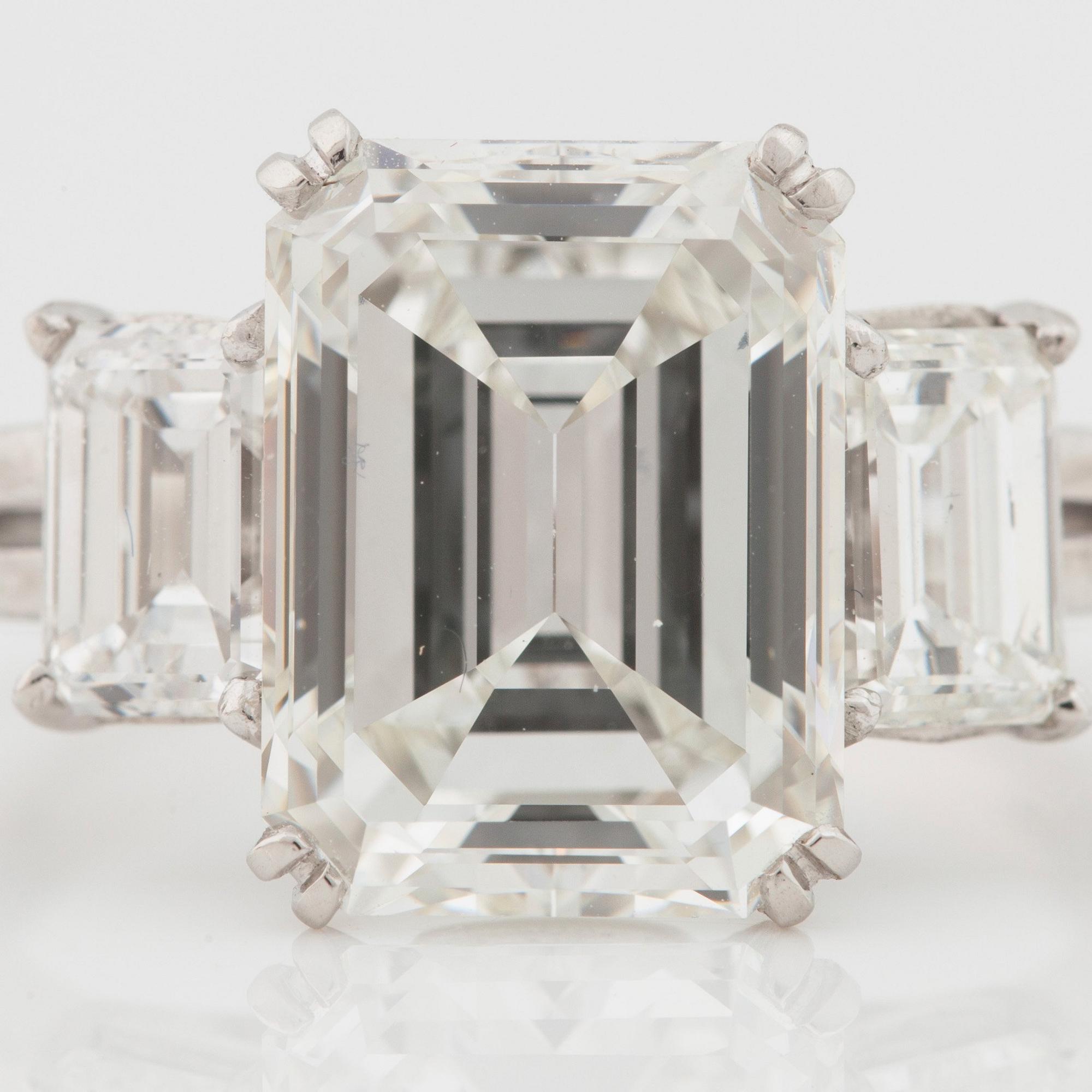 A 5.37 ct emerald cut diamond ring. Quality H/VVS2 according to certificate from GIA.
