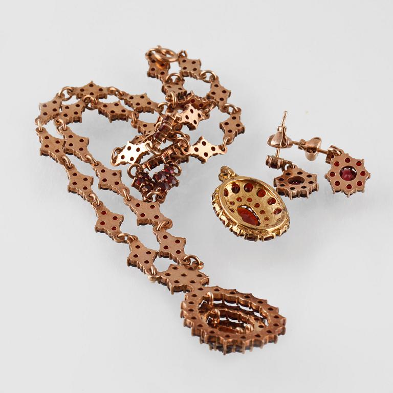 HÄNGE, ÖRHÄNGEN SAMT COLLIER, förgyllt silver med fasettslipade granater.