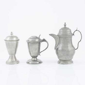 A lot of five pewter objects, 18th and 19th Century.