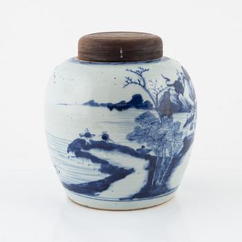 A blue and white porcelain ginger jar, Qing dynasty, 19th century.