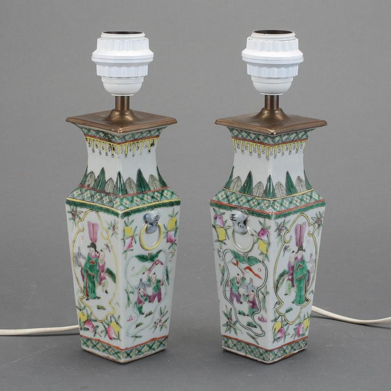 VASER/BORDSLAMPOR, ett par, porslin, Kina. 1900-tal.