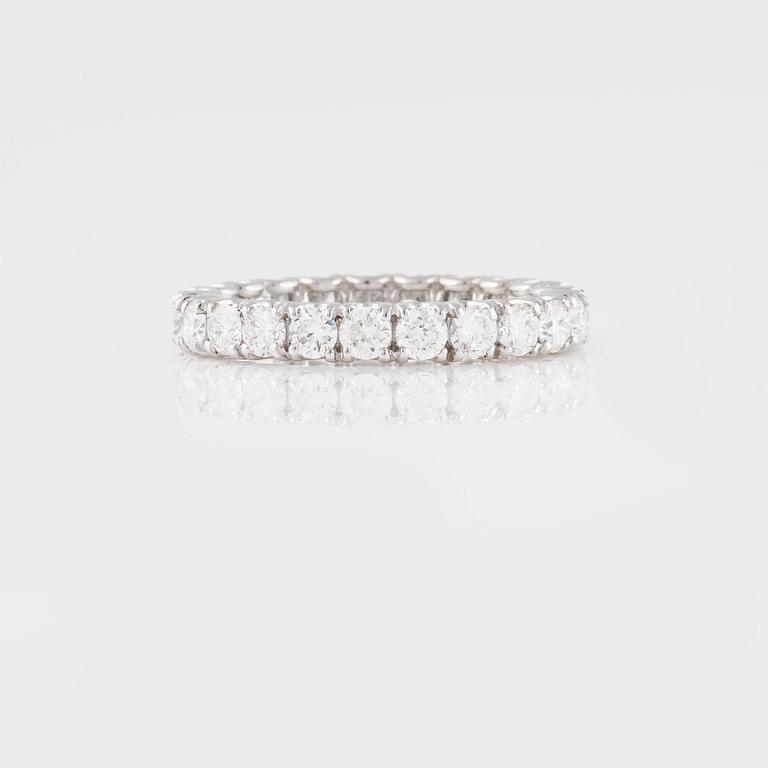 RING, sk eternityring, med briljantslipade diamanter, ca 2.00 ct.