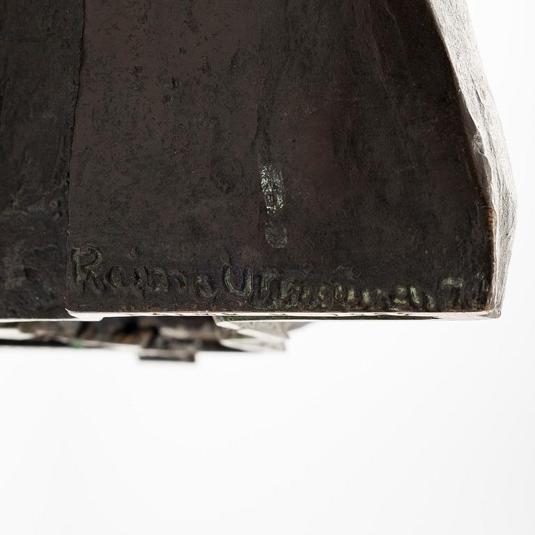 Raimo Utriainen, Seated female figure.