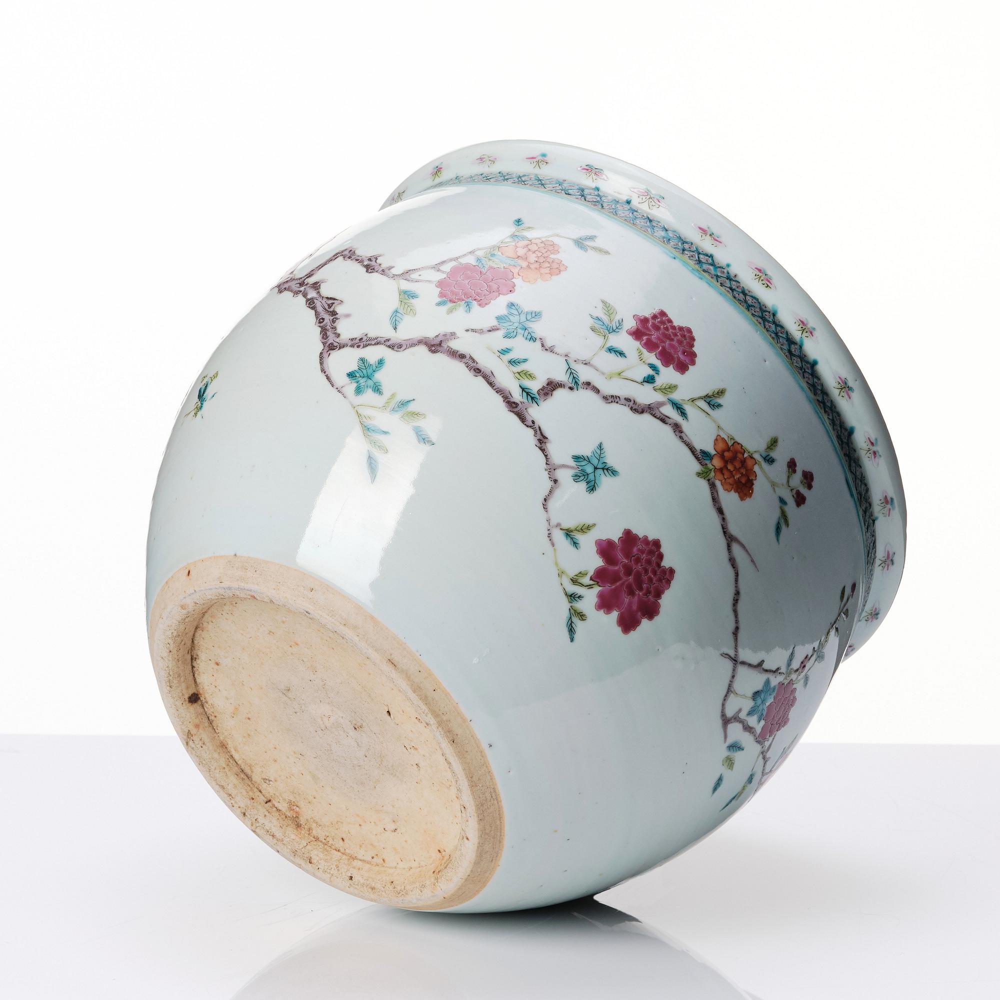 A famille rose flower pot, Qing dynasty, circa 1900.