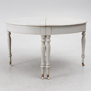 A late 19th century dining table.