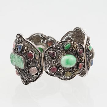 ARMBAND, silver med jade samt olikfärgade stenar. Vikt ca 56 g.