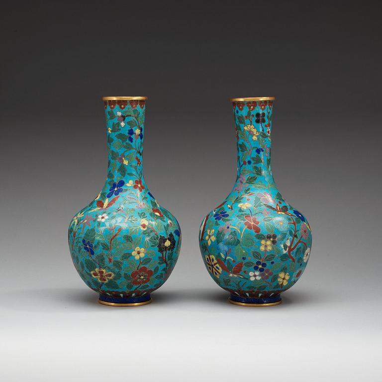 A pair of cloisonné vases, Qing dynasty.
